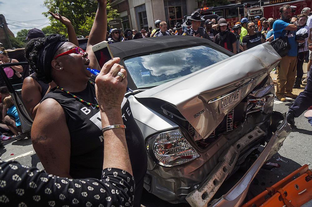 12 августа, Шарлотсвилль. Машина въехала в толпу во время протестов против акций ультраправых Unite the Right